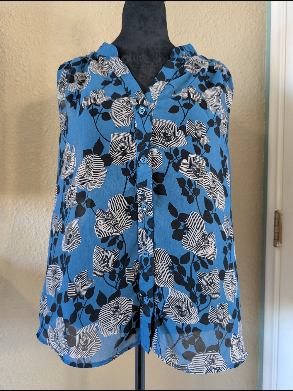 CAbi Blue Black & White Floral Sleeveless Button-Front Blouse